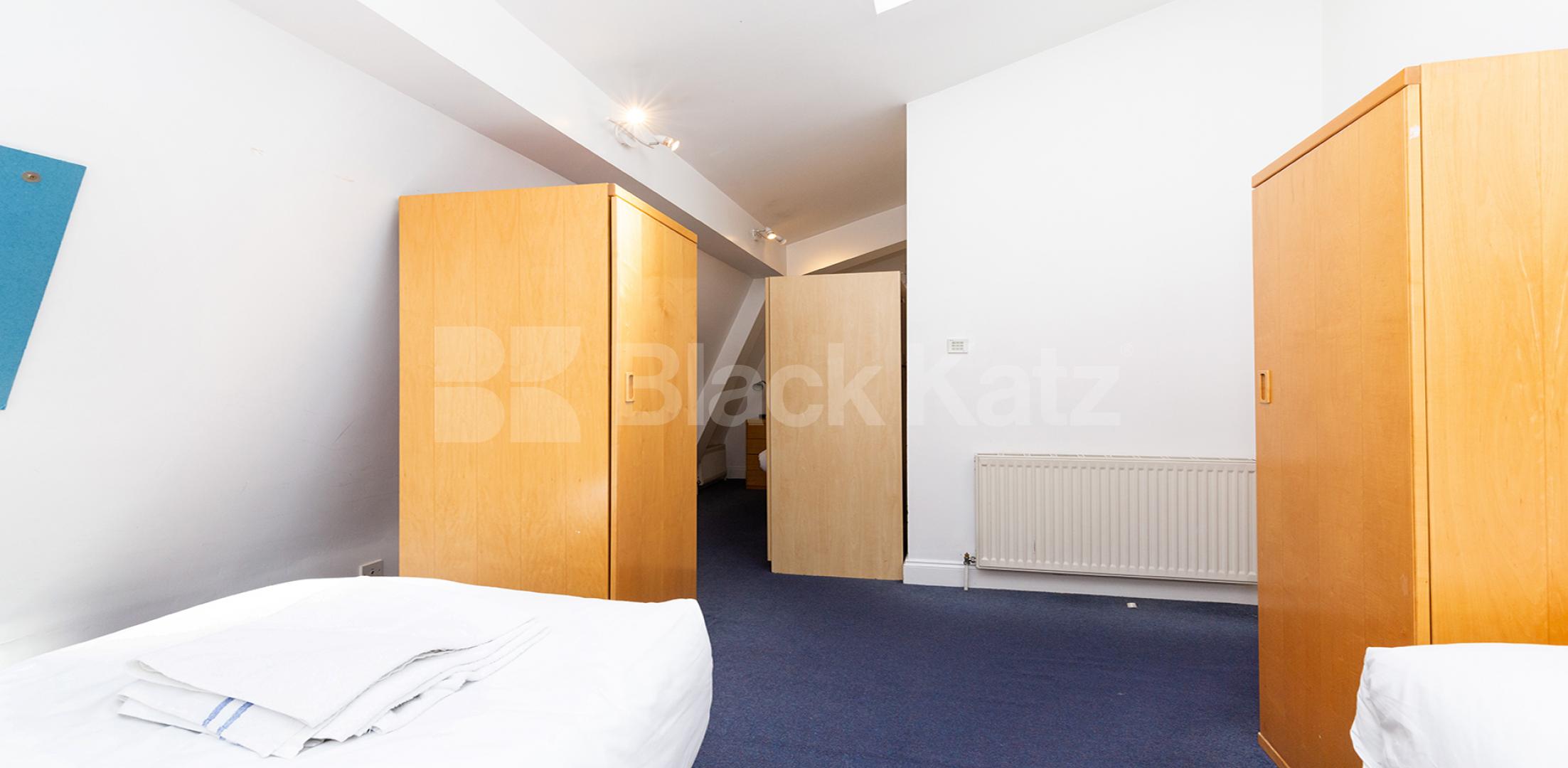 			WAREHOUSE CONVERSION, 3 Bedroom, 1 bath, 1 reception Apartment			 Crawford Passage EC1R, FARRINGDON / CLARKENWELL